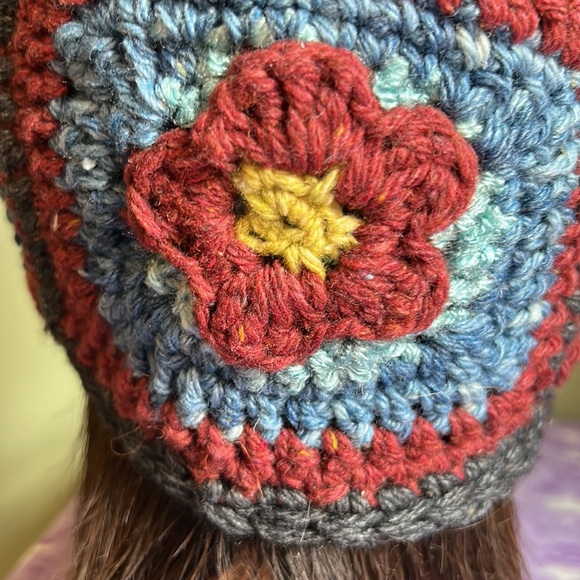 Crochet flowers beanie medium wool blend beautiful new - Picture 9 of 11